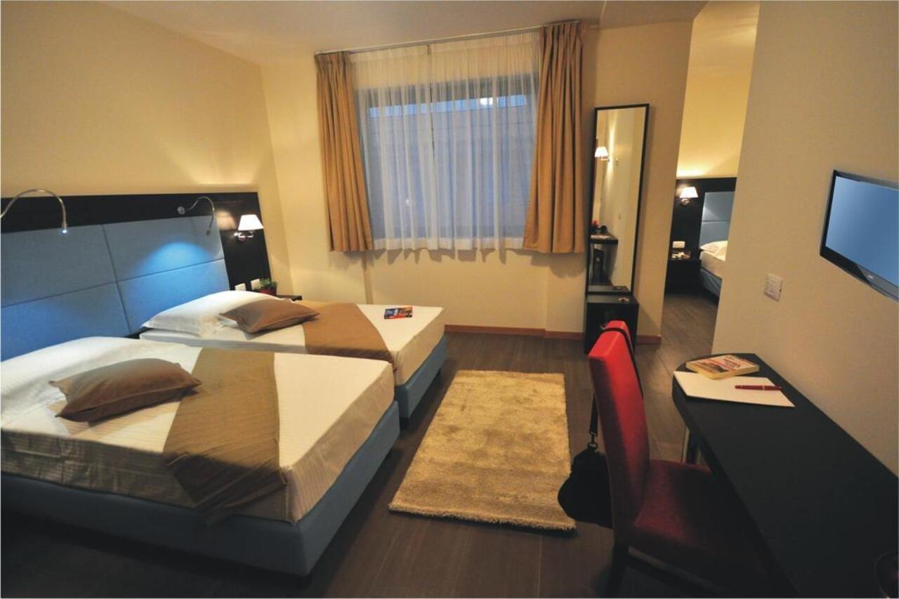 Hotel 325 Tor Vergata Рим Екстер'єр фото
